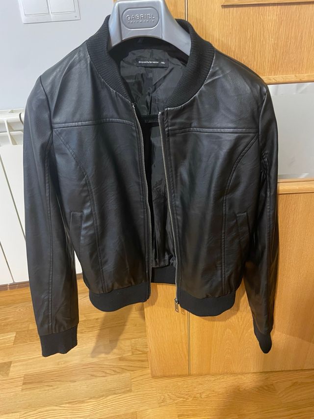 Cazadora de piel negra