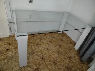 Mesa de comedor cristal y patas blancas