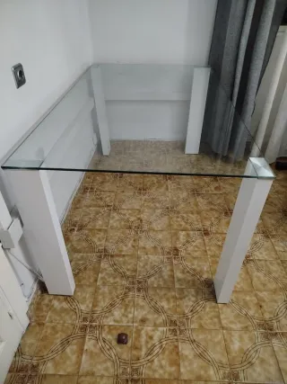 Mesa de comedor cristal y patas blancas