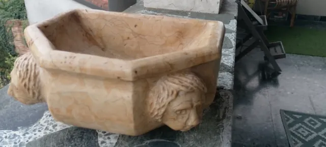 Acquasantiera in marmo con teste