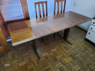 Mesa de comedor vintage de madera elevable.