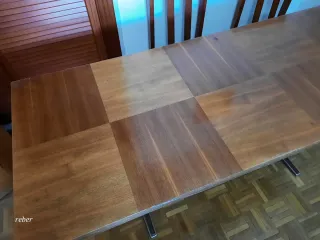 Mesa de comedor vintage de madera elevable.