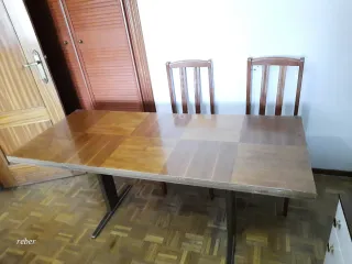 Mesa de comedor vintage de madera elevable.