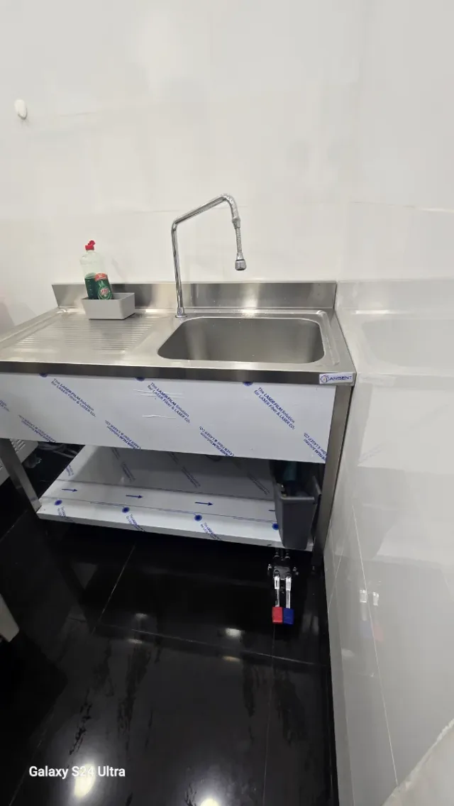 Fregadero de acero inoxidable con grifo