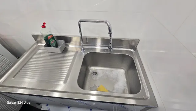 Fregadero de acero inoxidable con grifo