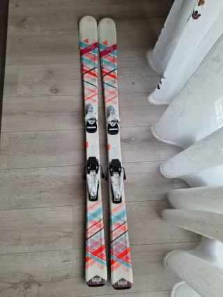 Vengono venduti sci, caschi e occhiali per bambini.