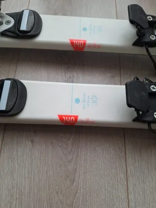 Vengono venduti sci, caschi e occhiali per bambini.