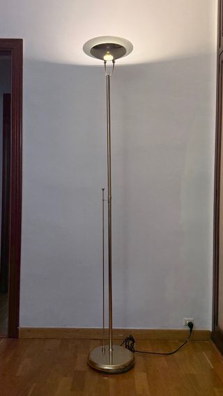 Lámpara de pie dorada.
