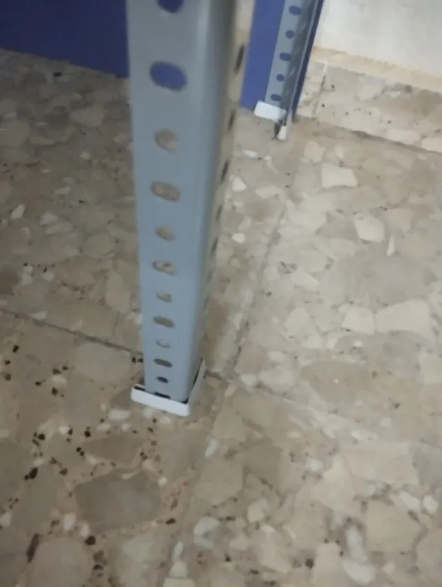 Estanterías metálicas grises
(Quedan 10).