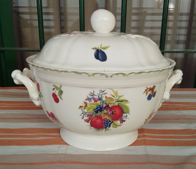 Sopera española de porcelana con frutas