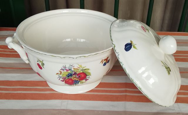 Sopera española de porcelana con frutas