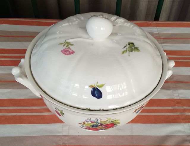 Sopera española de porcelana con frutas