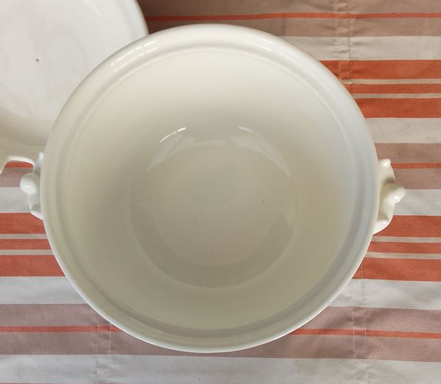 Sopera española de porcelana con frutas