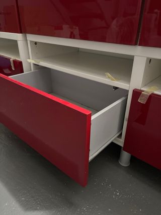 Mueble de salón modular rojo y blanco