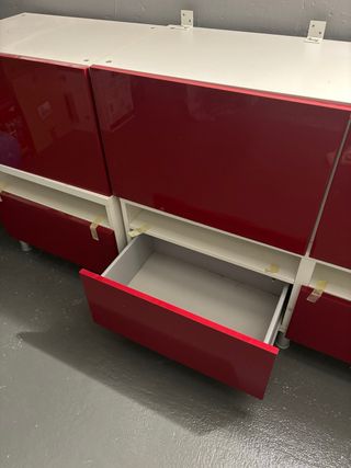 Mueble de salón modular rojo y blanco