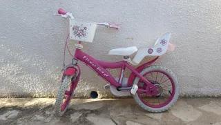 Bicicleta infantil rosa con cesta