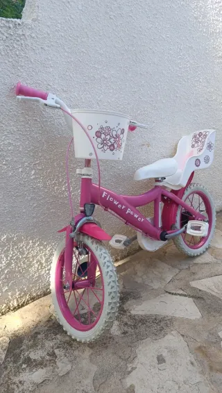 Bicicleta infantil rosa con cesta