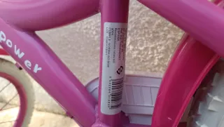 Bicicleta infantil rosa con cesta