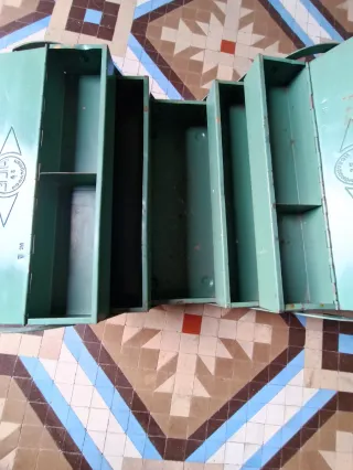 Antigua caja herramientas metálica ALE Mondragón