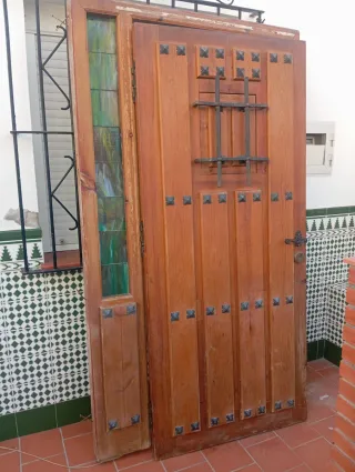 Puerta madera maciza rústica con cristal