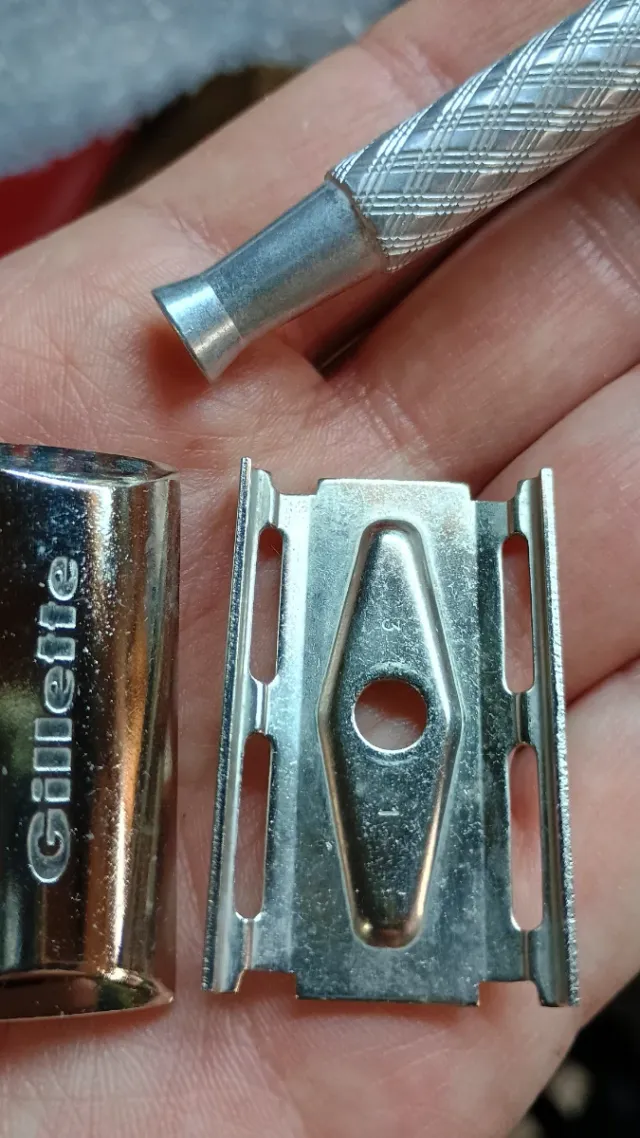 Rasoio Gillette Made in England completo di astucc