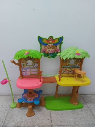 Casa de muñecas Enchantimals y maleta de ruedas.