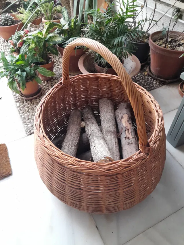 Cesta de mimbre para leña