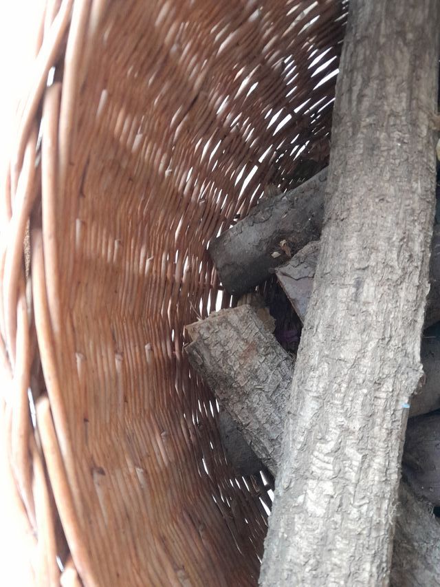 Cesta de mimbre para leña
