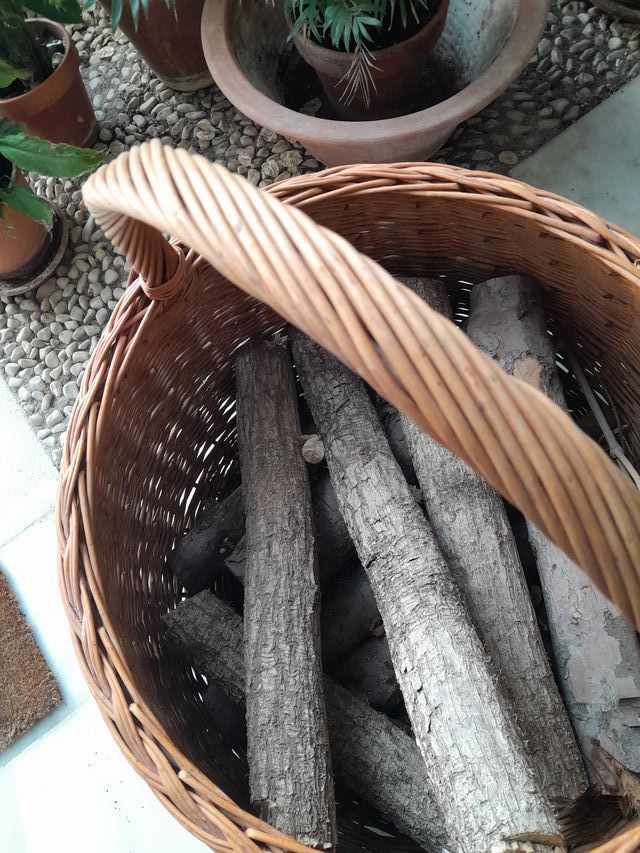 Cesta de mimbre para leña