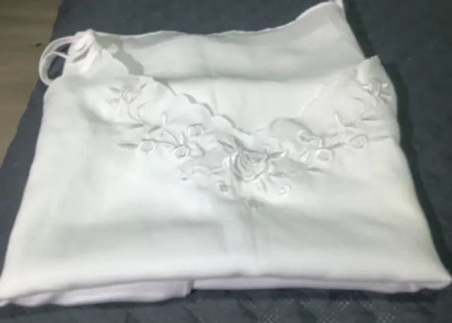 Camisola de dormir blanca con bordado floral