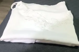 Camisola de dormir blanca con bordado floral