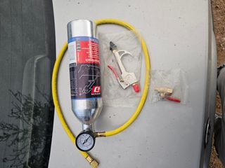 Pistola de limpieza con botella y manguera