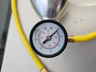 Pistola de limpieza con botella y manguera