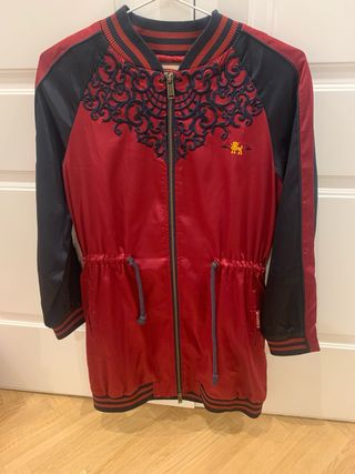Chaqueta bomber roja y azul