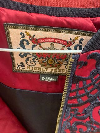 Chaqueta bomber roja y azul