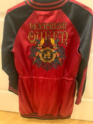 Chaqueta bomber roja y azul