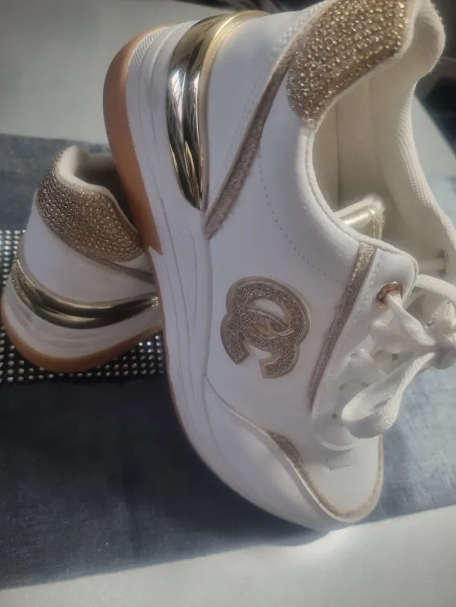 Sneakers con zeppa dorate e bianche