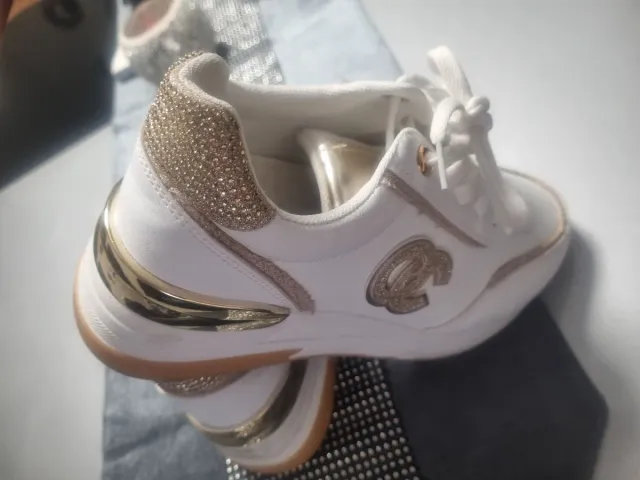 Sneakers con zeppa dorate e bianche