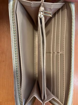 Cartera Guess Beige y Dorada