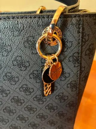 Bolso GUESS Noelle Negro. No negociable