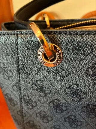 Bolso GUESS Noelle Negro. No negociable