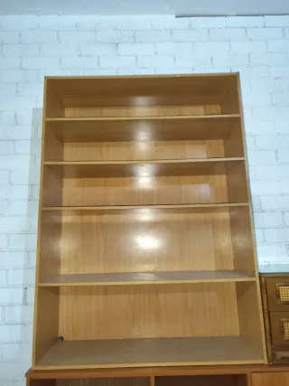 Estantería de madera marrón