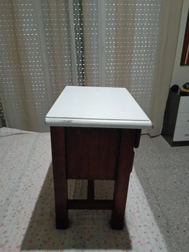 Mesa de noche antigua madera