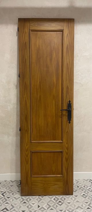 Puerta maciza de madera