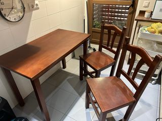 Mesa de cocina de madera marrón