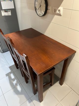 Mesa de cocina de madera marrón