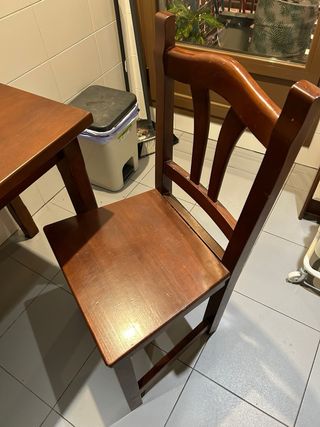 Mesa de cocina de madera marrón