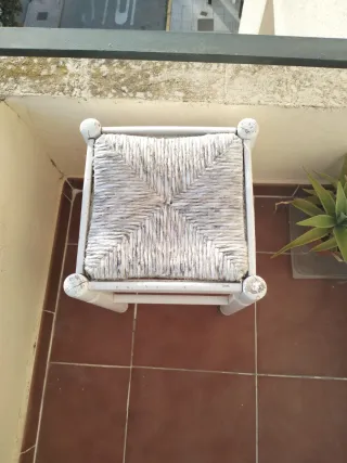 Taburete de madera blanco con asiento de mimbre