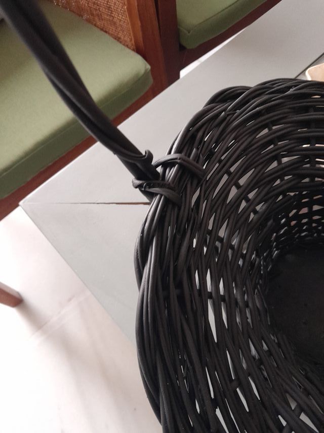 Cesta Mimbre Negra Asa Grande