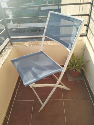 Silla plegable azul y blanca
